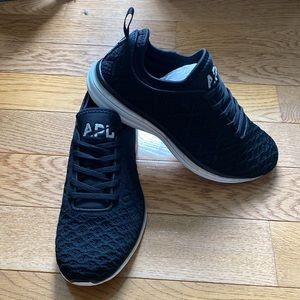 NWT APL Techloom Phantom Black in Size 8.5